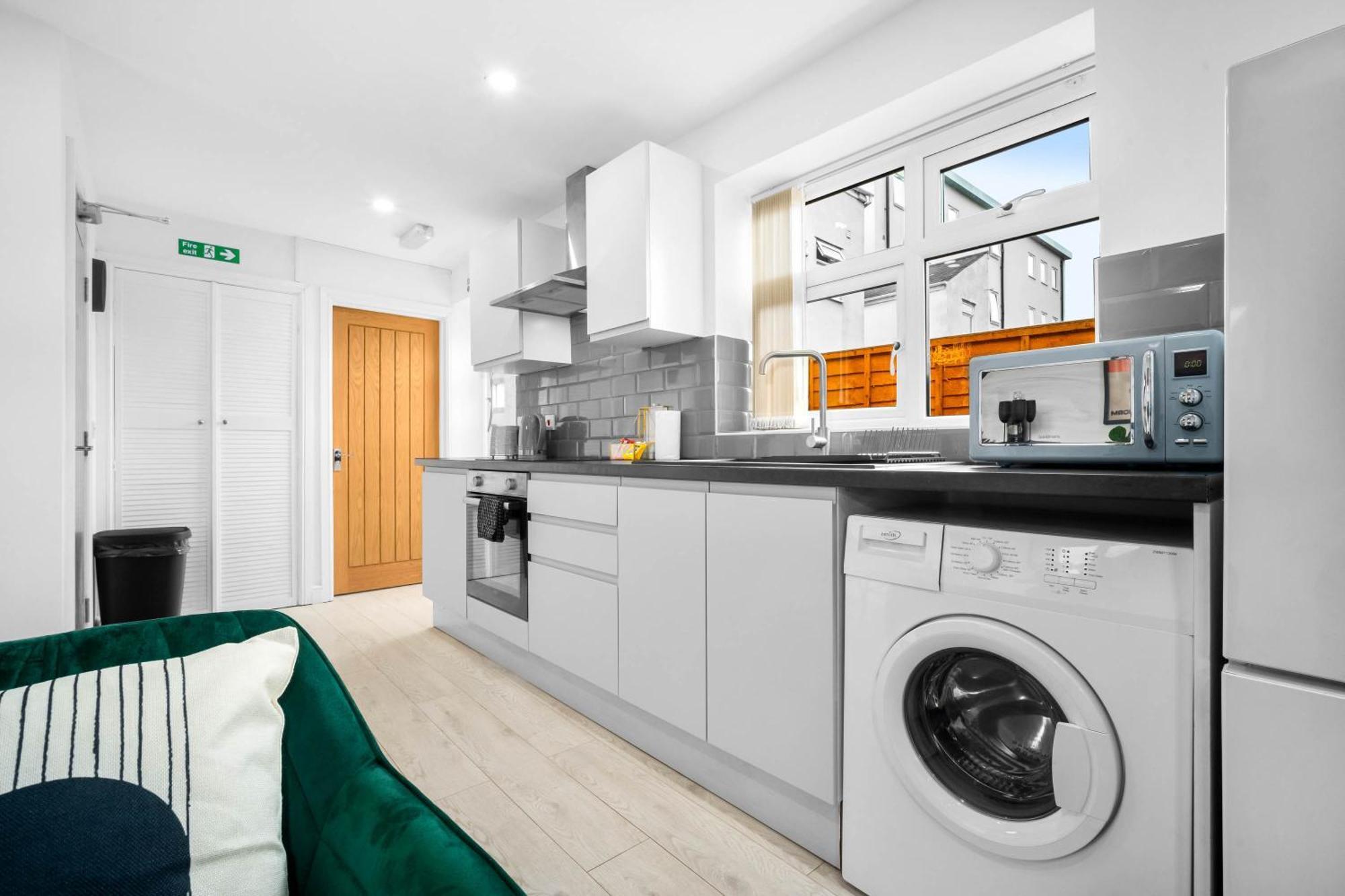 Luxury 3 Bedroom Apartment - Terrace - Near City Centre - Wifi - Smart Tv 1Mr Бирмингем Экстерьер фото